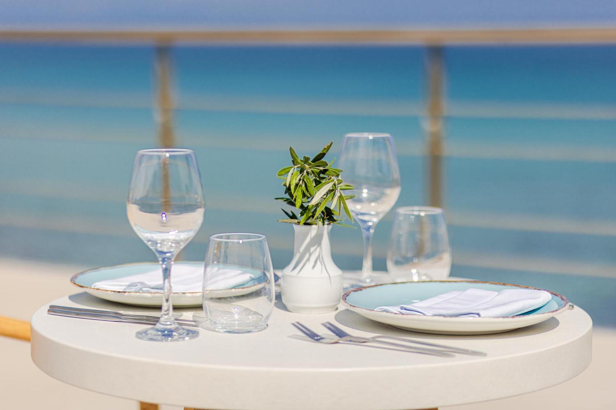 Tsamis Zante Suites (Adults Only) Psarou  المظهر الخارجي الصورة A table set for fine dining